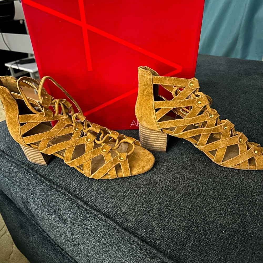 Aerosols suede sandals.